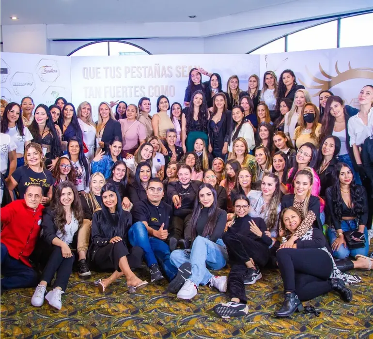 Manuela Benditas con alumnas de sus formaciones (2)