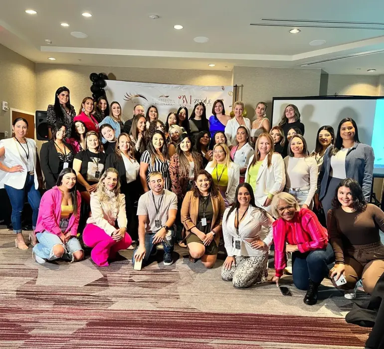Manuela Benditas con alumnas de sus formaciones (3)