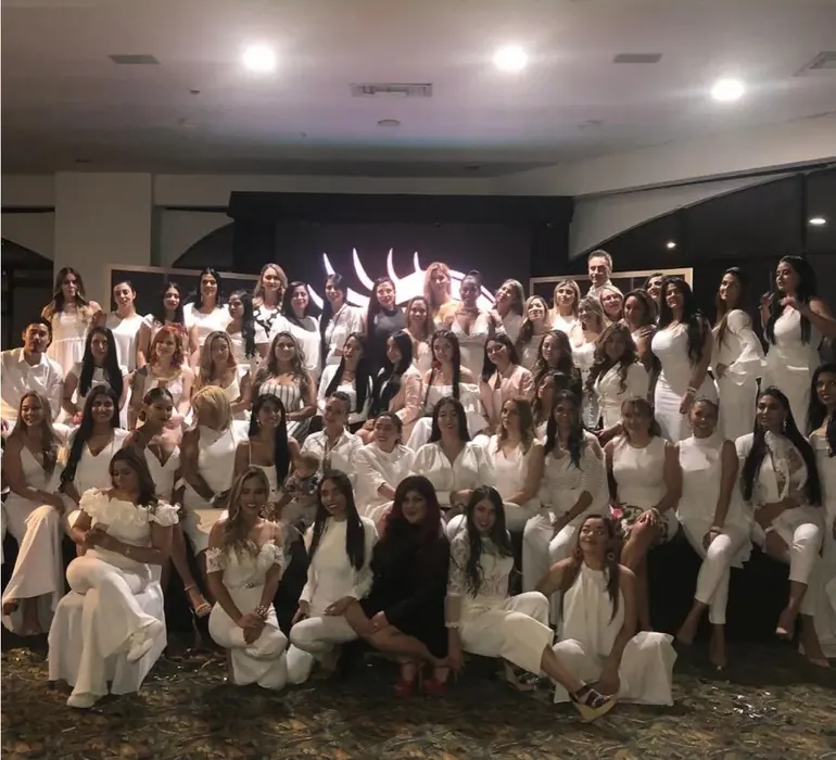 Manuela Benditas con alumnas de sus formaciones (7)